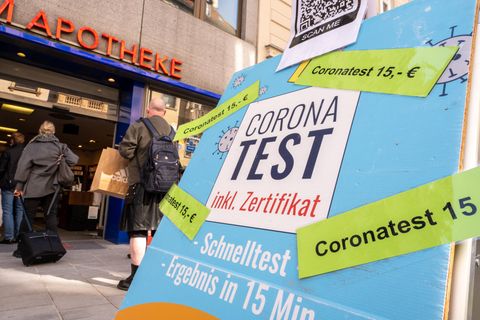 Preisschilder an Coronatest-Hinweisen