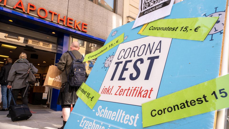 Preisschilder an Coronatest-Hinweisen