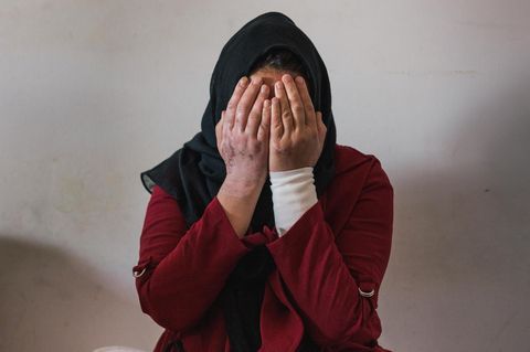 Maleka Mahmoodi, 27, vier Kinder, geboren in Afghanistan, vor der Gewalt geflohen über den Iran, die Türkei und Griechenland