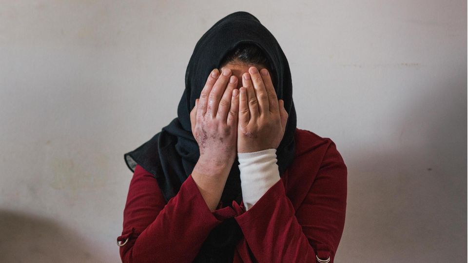 Maleka Mahmoodi, 27, vier Kinder, geboren in Afghanistan, vor der Gewalt geflohen über den Iran, die Türkei und Griechenland