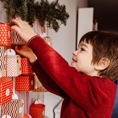 Adventskalender für Kinder verkürzen die Wartezeit bis Weihnachten für die Kleinen der Familie.