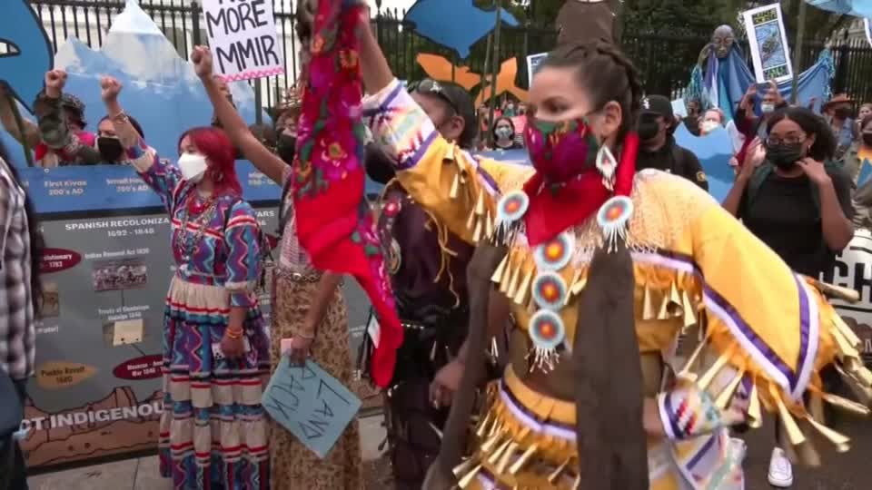Video: "Native Americans" demonstrieren für Klimaschutz Video: "Native Americans" demonstrieren für Klimaschutz
