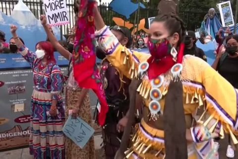 Video: "Native Americans" demonstrieren für Klimaschutz