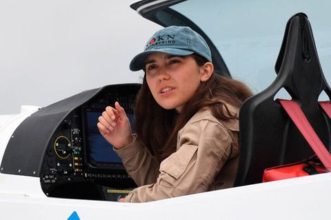 Die 19-jährige Pilotin Zara Rutherford in ihrem Flugzeug-Cockpit