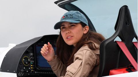 Die 19-jährige Pilotin Zara Rutherford in ihrem Flugzeug-Cockpit