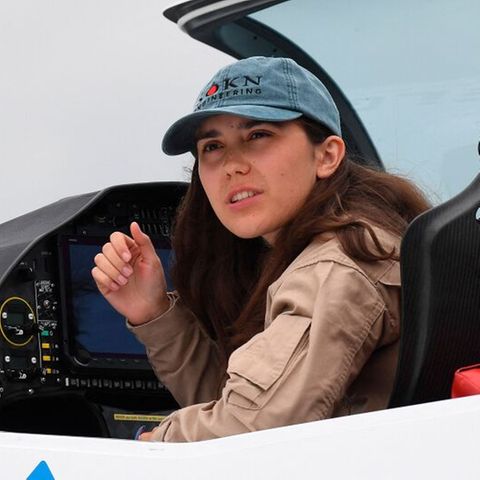 Die 19-jährige Pilotin Zara Rutherford in ihrem Flugzeug-Cockpit