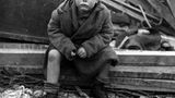 Ikonisches Foto des Zweiten Weltkriegs: Junge sitzt vor den Trümmern seines Hauses, das von einer V2 zerstört wurde.