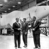 John F. Kennedy übertrug den Bau der Mondrakete an Wernher von Braun.