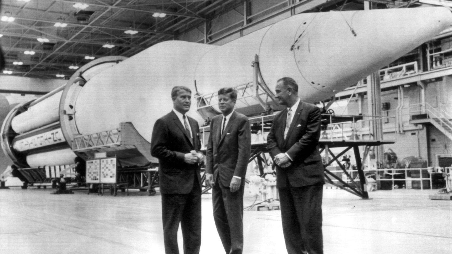 John F. Kennedy übertrug den Bau der Mondrakete an Wernher von Braun.