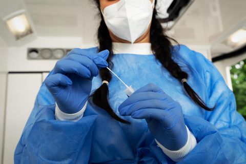 Behörden sind wegen der nunmehr kostenpflichtigen Corona-Tests besorgt über mögliche Fälschungen (Symbolfoto)