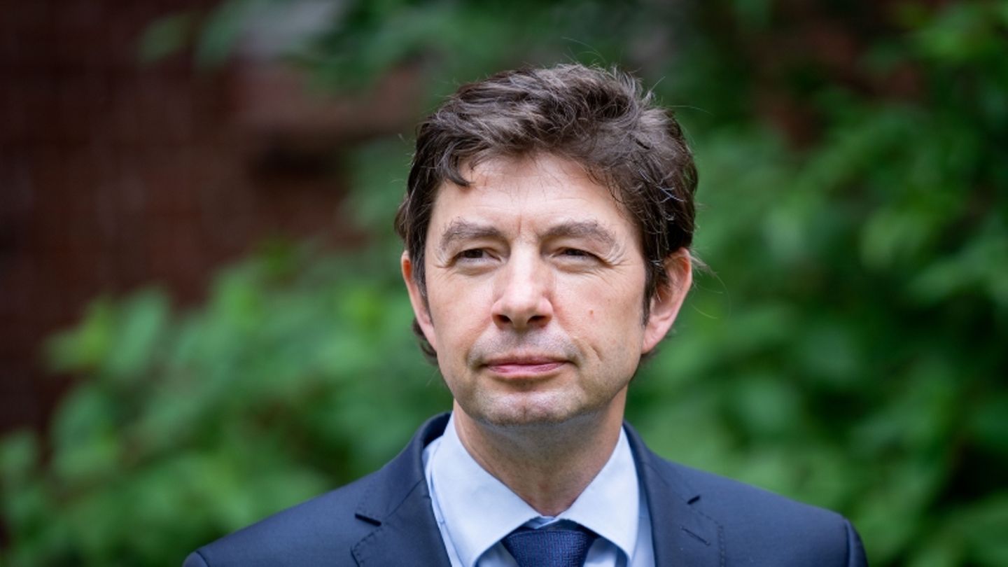 Christian Drosten steht im Grünen und blickt in die Ferne
