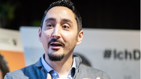 Eko Fresh im Gespräch mit Journalisten