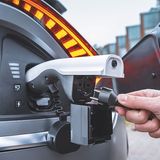 Die Ladebuchse des Kia EV6 liegt hinten rechts