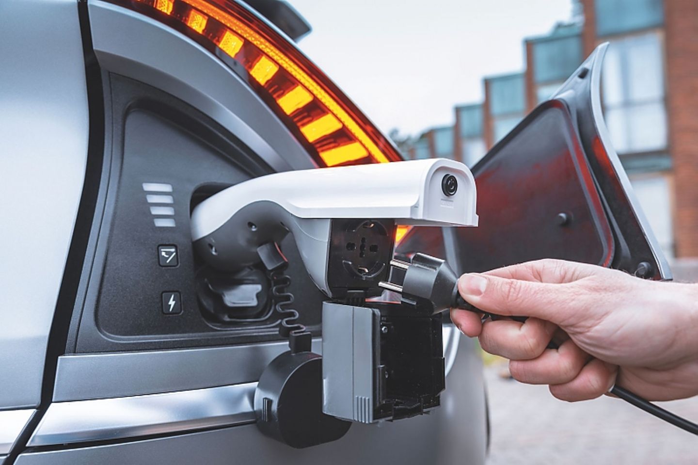 Die Ladebuchse des Kia EV6 liegt hinten rechts