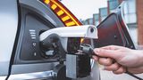 Die Ladebuchse des Kia EV6 liegt hinten rechts