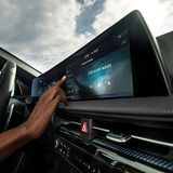 Im Kia EV6 informiert ein breiter Bildschirm