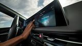Im Kia EV6 informiert ein breiter Bildschirm