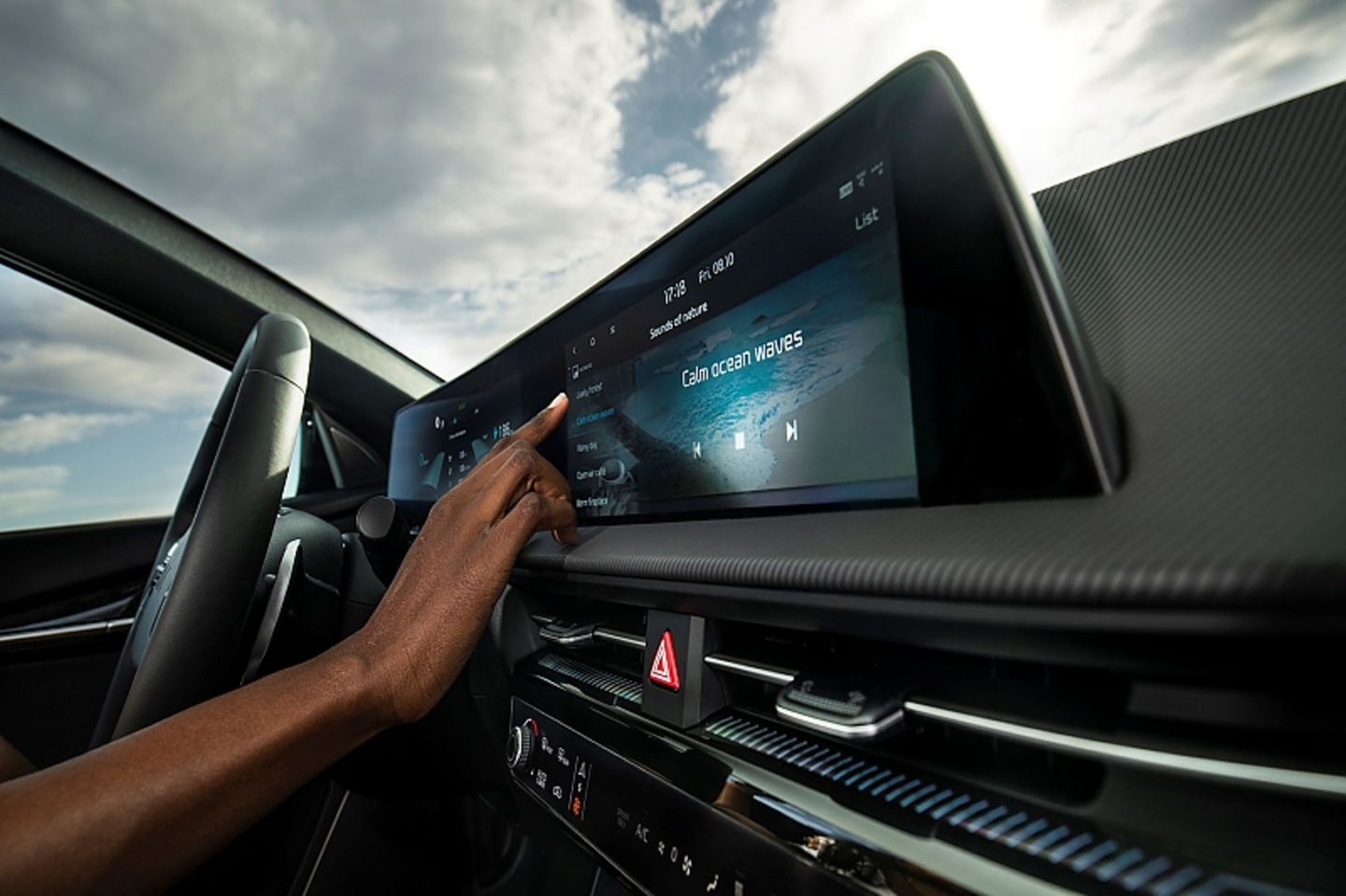 Im Kia EV6 informiert ein breiter Bildschirm