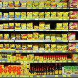 Die Industrie hat's drauf: Aus zerriebenen Kartoffeln wird nur der Saft benötigt, genauer gesagt: Nur die Stärke aus den Kartoffeln. Die setzt sich schnell ab. Dann wird die Stärke getrocknet. Am Ende erhält man ein feines Pulver, nahezu geschmackslos und endlos lagerfähig. Das ideale Ausgangsprodukt für die Lebensmittelindustrie.