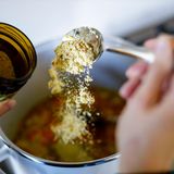 Um zu demonstrieren, wie schnell man so eine Tütensuppe zusammenbrauen kann, macht Lege das Experiment: Eine ordentliche Kelle voll Kartoffelstärke, Spargelaroma, ein bisschen getrockneten Schnittlauch, um Frische zu suggerieren und einen Hauch getrockneter Spargelstückchen. Aber nicht zu viel, dies würde das Produkt viel zu teuer machen. Gießt man nun heißes Wasser dazu, quillt die Kartoffelstärke auf. Die Konsistenz wird sämig, optisch sieht die Suppe nach traditioneller Zubereitung aus. "Dank der Pülverchen können Hersteller bei den teuren Zutaten sparen", so das Fazit. 