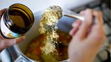 Um zu demonstrieren, wie schnell man so eine Tütensuppe zusammenbrauen kann, macht Lege das Experiment: Eine ordentliche Kelle voll Kartoffelstärke, Spargelaroma, ein bisschen getrockneten Schnittlauch, um Frische zu suggerieren und einen Hauch getrockneter Spargelstückchen. Aber nicht zu viel, dies würde das Produkt viel zu teuer machen. Gießt man nun heißes Wasser dazu, quillt die Kartoffelstärke auf. Die Konsistenz wird sämig, optisch sieht die Suppe nach traditioneller Zubereitung aus. "Dank der Pülverchen können Hersteller bei den teuren Zutaten sparen", so das Fazit. 