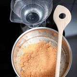 Auf der Verpackung der Tütensuppe suggerieren uns Bilder von frischen Zutaten, dass wir einen gesunden Snack zubereiten. Dabei steckt der Pulvertrick dahinter: Quasi alle Suppe basieren auf Kartoffelstärke. Dies ist die Hauptzutat der Suppe. Die Herstellung ist günstig, die noch benötigten Aromen oder gar frischen Gemüsesorten braucht man nur im einstellen Prozentsatz hinzufügen. So finden sich in Spargelsuppe aus der Tüte nicht mehr als acht Prozent Spargel.