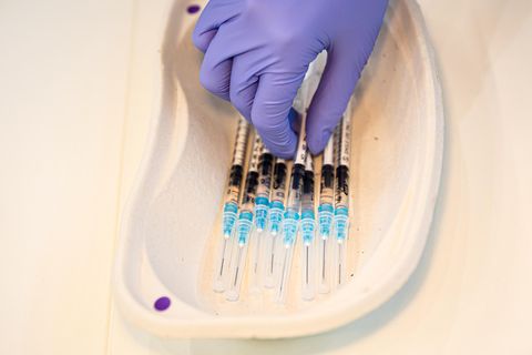 Stiko Johnson&Johnson: Spritzen mit Impfstoff gegen das Coronavirus