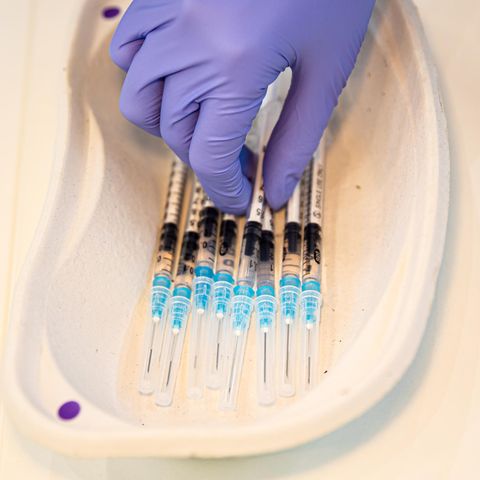 Stiko Johnson&Johnson: Spritzen mit Impfstoff gegen das Coronavirus