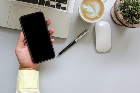 Das iPhone X liegt in einer männlichen Hand.