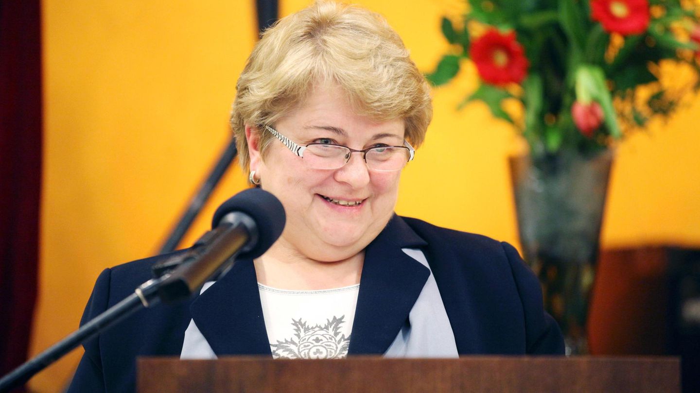 VOE STERN 42/2021 10. Januar 2014: Neujahrsempfang der Gemeinde Arnsdorf im Kulturhaus Fischbach. Neujahrsrede der Bürgermeisterin Martina Angermann.
Foto: Willem gr. Darrelmann. VOE STERN 42/2021 10. Januar 2014: Neujahrsempfang der Gemeinde Arnsdorf im Kulturhaus Fischbach. Neujahrsrede der Bürgermeisterin Martina Angermann.
Foto: Willem gr. Darrelmann.