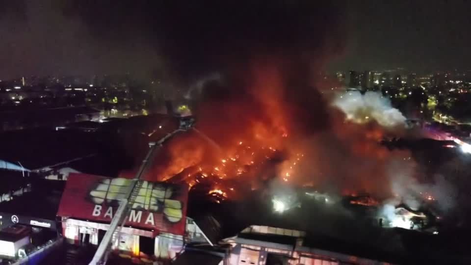 Video: Gewaltiger Brand einer Lagerhalle in Chile Video: Gewaltiger Brand einer Lagerhalle in Chile