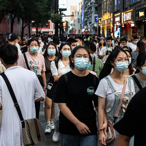 Passanten in der chinesischen Stadt Wuhan in der Provinz Hubei tragen Mund-Nasen-Schutz