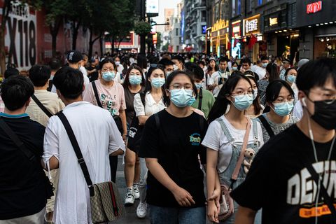 Passanten in der chinesischen Stadt Wuhan in der Provinz Hubei tragen Mund-Nasen-Schutz