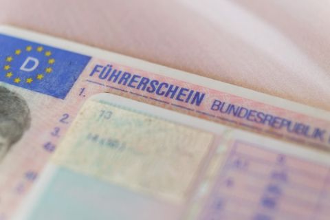 Zwei Führerscheine liegen übereinander (Symbolbild)