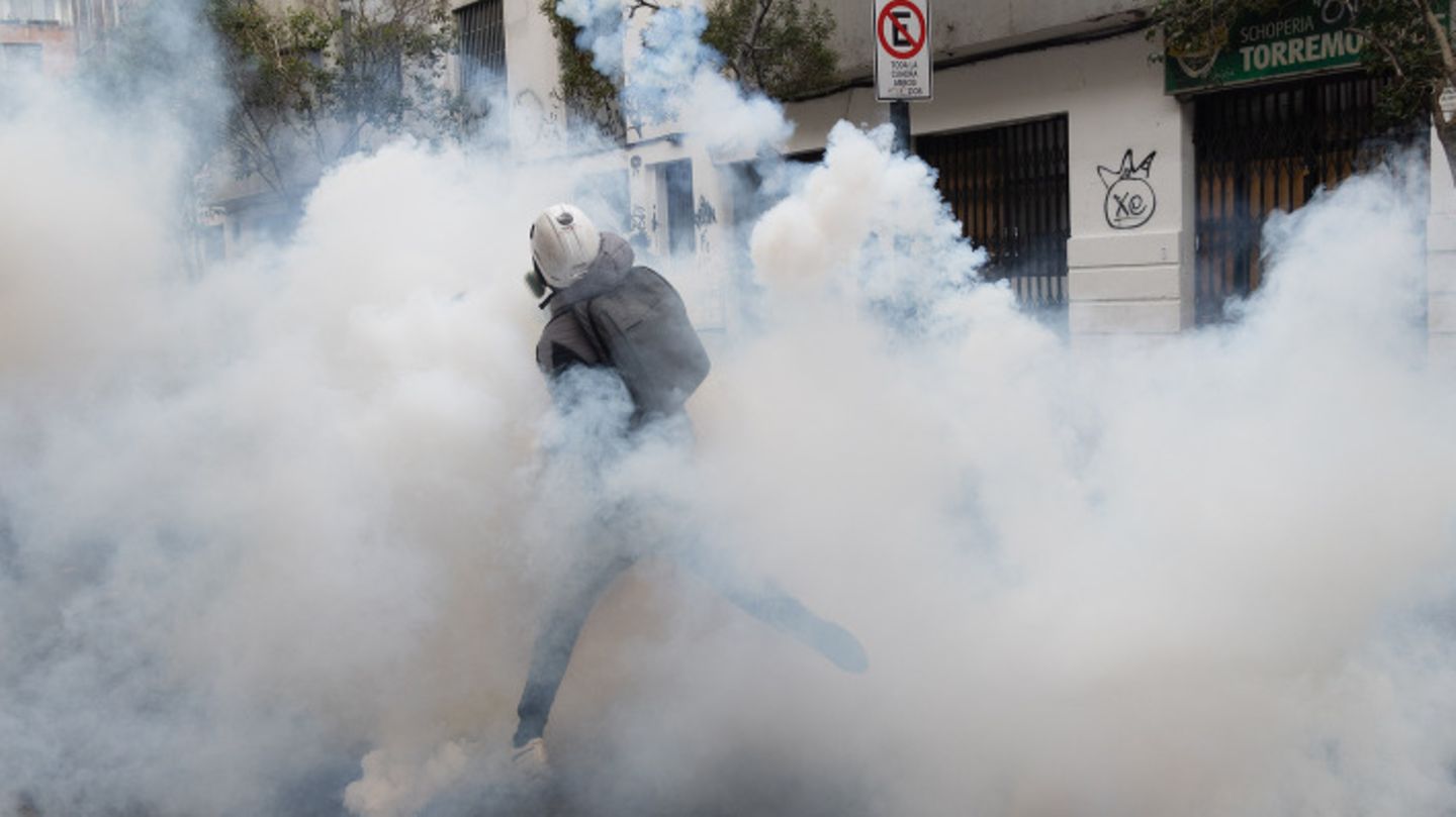 Demonstrant in Tränengaswolke