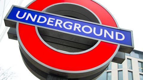 Ein Schild der Londoner U-Bahn