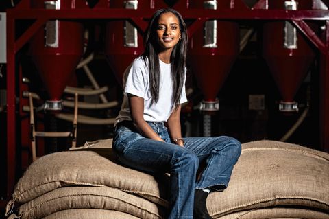 Sara Nuru wuchs mit dem Duft von frisch gerösteten Bohnen auf. Heute verkauft sie Kaffee und unterstützt Frauen in Äthiopien