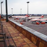 Fernweh um 1990: Auf der Aussichtsterrasse des Flughafenterminals in Berlin-Schönfeld.