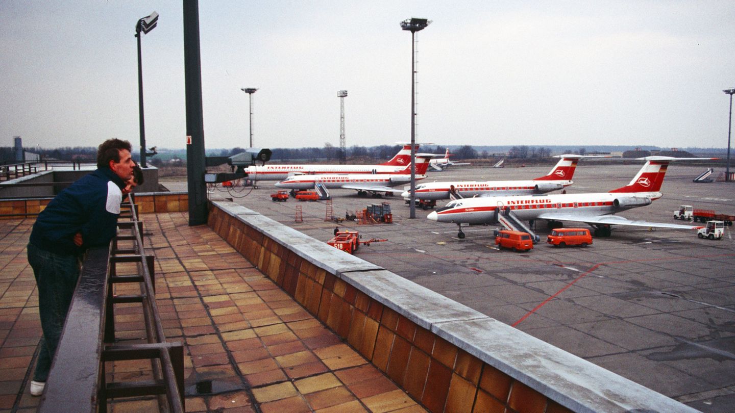 Fernweh um 1990: Auf der Aussichtsterrasse des Flughafenterminals in Berlin-Schönfeld.