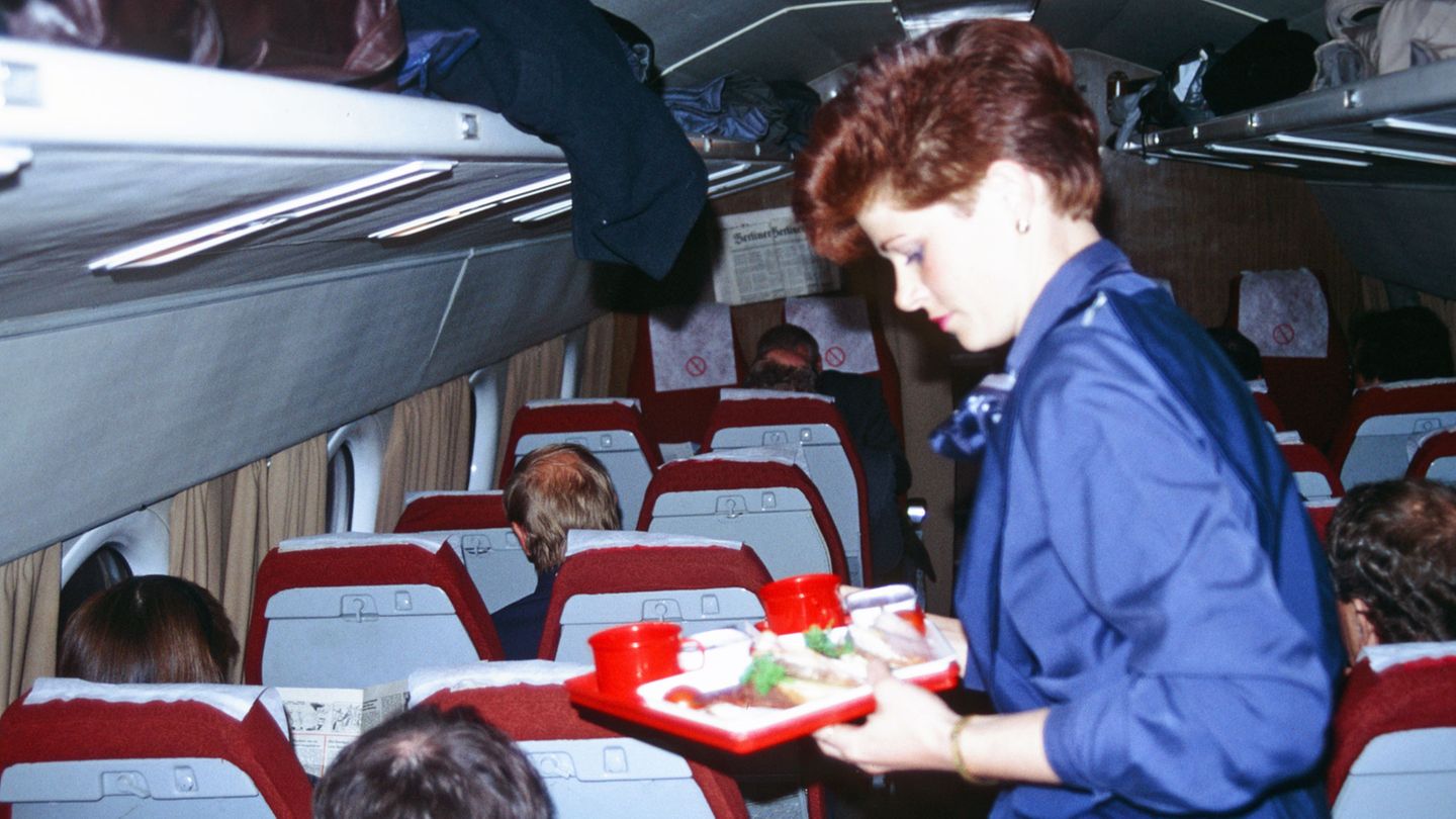Auf dem innerdeutschen Flug wird von der Kabinencrew eine Mahlzeit gereicht.