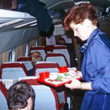 Auf dem innerdeutschen Flug wird von der Kabinencrew eine Mahlzeit gereicht.