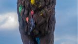 Skopje, Nordmazedonien, 2016: Diese Löwenstatue wurde zum Ziel der Farbbeutel der Šarena Revolucija, der Bunten Revolution. So hießen die Proteste gegen Nikola Gruevski, den nordmazedonischen Premierminister, im Sommer 2016. Er stand seit 2015 im Zentrum eines Abhörskandals. Den Zorn der Demonstranten spürten auch die Bauten, die er seit 2008 im gesamten Zentrum hatte errichten lassen. Skopje 2014 nannte er sein ehrgeiziges Projekt.
