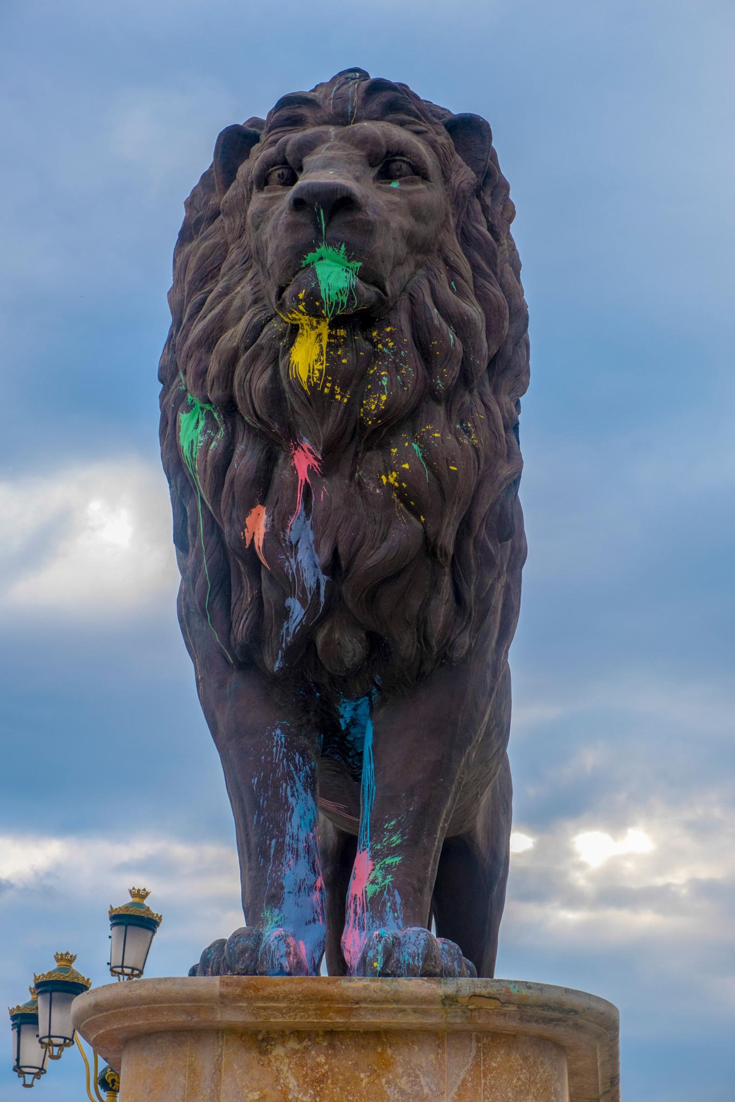 Ausstellung "Facing the Balkans": Skopje, Nordmazedonien, 2016: Diese Löwenstatue wurde zum Ziel der Farbbeutel der Šarena Revolucija, der Bunten Revolution. So hießen die Proteste gegen Nikola Gruevski, den nordmazedonischen Premierminister, im Sommer 2016. Er stand seit 2015 im Zentrum eines Abhörskandals. Den Zorn der Demonstranten spürten auch die Bauten, die er seit 2008 im gesamten Zentrum hatte errichten lassen. Skopje 2014 nannte er sein ehrgeiziges Projekt. Skopje, Nordmazedonien, 2016: Diese Löwenstatue wurde zum Ziel der Farbbeutel der Šarena Revolucija, der Bunten Revolution. So hießen die Proteste gegen Nikola Gruevski, den nordmazedonischen Premierminister, im Sommer 2016. Er stand seit 2015 im Zentrum eines Abhörskandals. Den Zorn der Demonstranten spürten auch die Bauten, die er seit 2008 im gesamten Zentrum hatte errichten lassen. Skopje 2014 nannte er sein ehrgeiziges Projekt.