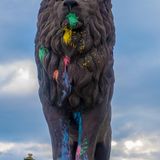 Skopje, Nordmazedonien, 2016: Diese Löwenstatue wurde zum Ziel der Farbbeutel der Šarena Revolucija, der Bunten Revolution. So hießen die Proteste gegen Nikola Gruevski, den nordmazedonischen Premierminister, im Sommer 2016. Er stand seit 2015 im Zentrum eines Abhörskandals. Den Zorn der Demonstranten spürten auch die Bauten, die er seit 2008 im gesamten Zentrum hatte errichten lassen. Skopje 2014 nannte er sein ehrgeiziges Projekt.