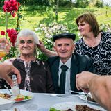 Erseka, Albanien, 2016: Mit einem gemeinsamen Restaurantbesuch feiert eine Familie die 75. Geburtstage der beiden Großeltern.
