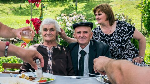 Erseka, Albanien, 2016: Mit einem gemeinsamen Restaurantbesuch feiert eine Familie die 75. Geburtstage der beiden Großeltern.