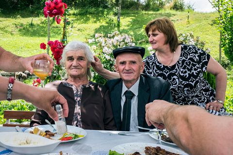 Erseka, Albanien, 2016: Mit einem gemeinsamen Restaurantbesuch feiert eine Familie die 75. Geburtstage der beiden Großeltern.