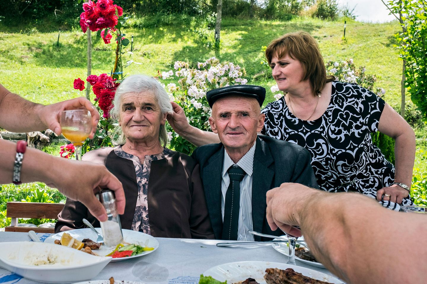 Erseka, Albanien, 2016: Mit einem gemeinsamen Restaurantbesuch feiert eine Familie die 75. Geburtstage der beiden Großeltern.