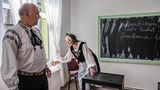 Măgura, Rumänien, 2015: Das Ehepaar Kurmes in der Tracht der Siebenbürger Sachsen. Beide arbeiteten früher als Lehrer in einer Schule, doch heute betreiben sie eine Pension und Reiseagentur und setzen sich für nachhaltigen Tourismus ein.