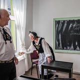 Măgura, Rumänien, 2015: Das Ehepaar Kurmes in der Tracht der Siebenbürger Sachsen. Beide arbeiteten früher als Lehrer in einer Schule, doch heute betreiben sie eine Pension und Reiseagentur und setzen sich für nachhaltigen Tourismus ein.
